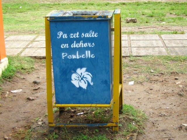 On jette beaucoup à Rodrigues, loin des poubelles !