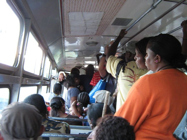 Le bus bondé à l'extrême, surtout en période scolaire