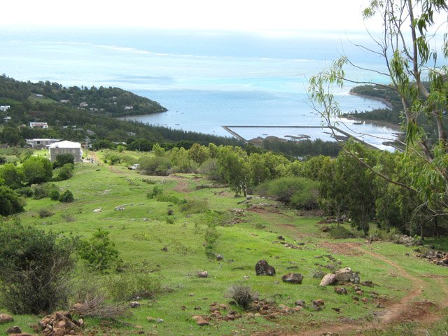 La piste vers le Mont Tonnère - La baie aux Huîtres