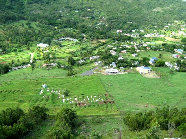 Les tombes du cimetière sont creusées à l'avance