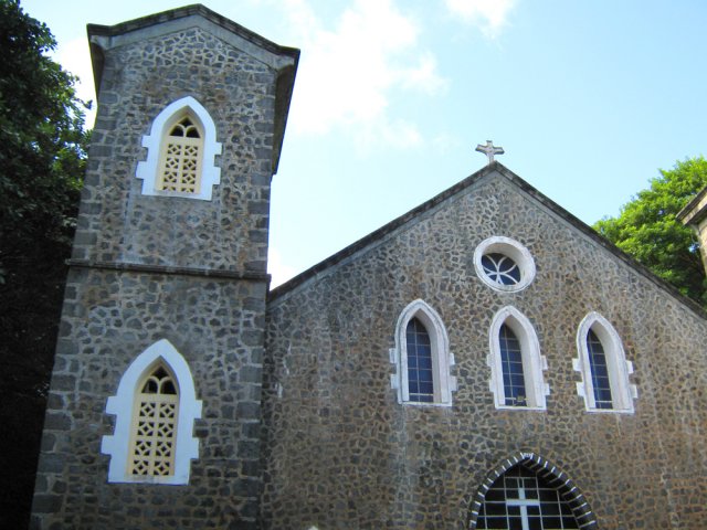 L'édifice en pierre est imposant