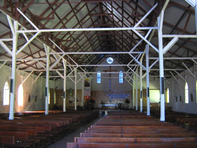 L'intérieur est vaste et peut accueillir de nombreux fidèles