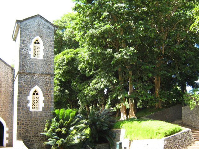 La Cathédrale Saint-Gabriel, isolée des villages