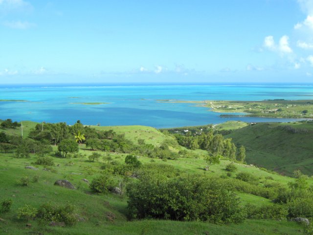 Les vues se multiplient sur le lagon et les nombreuses baies