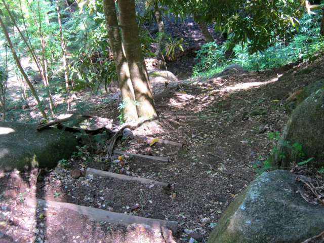 Quelques marches sur le sentier descendant vers la mer
