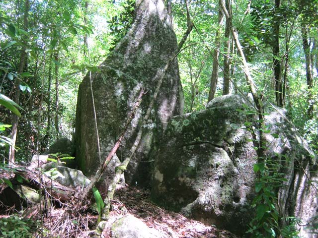 Les rochers près du sentier qui descend du cimetière