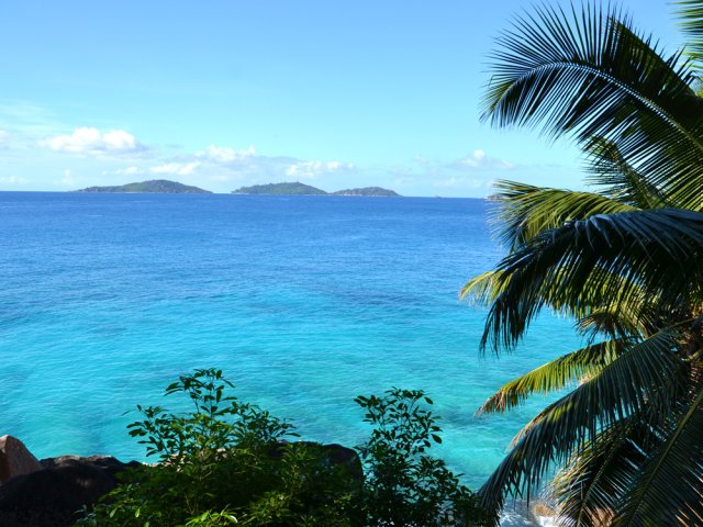 Le sable clair crée de jolies eaux turquoise