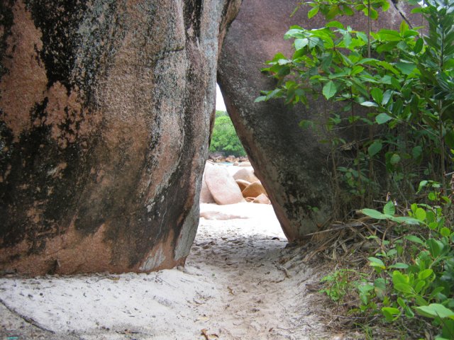 On passe sous ces deux roches à quelques pas de la plage