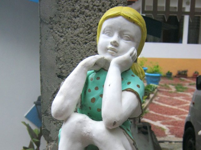 Une sculpture devant une habitation