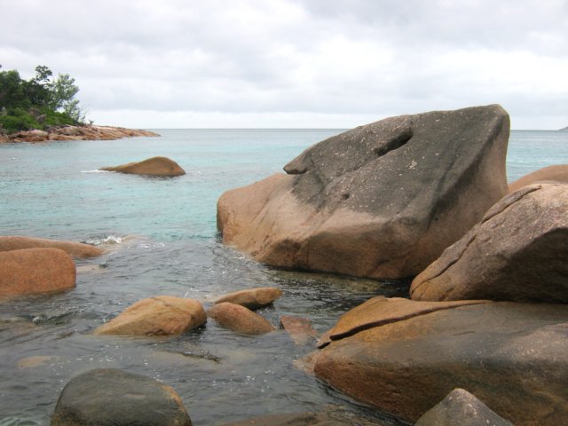 Grosses roches même dans l'eau
