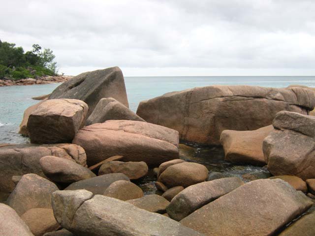 D'autres rochers de l'Anse Lazio