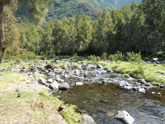 Cheminement en rive gauche vers le troisième emplacement de bivouac