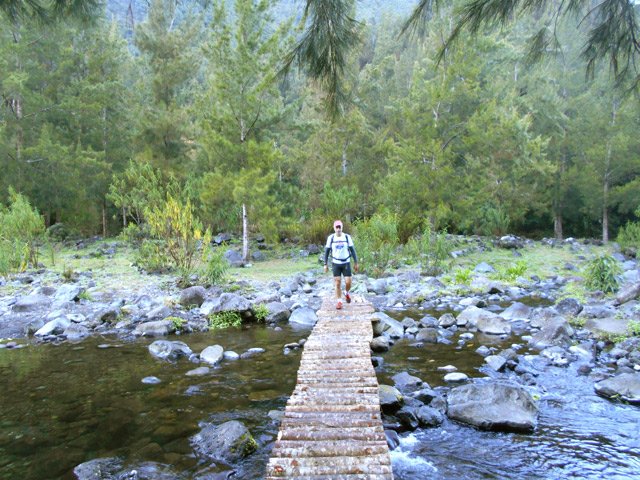 Franchissement de la ravine par une longue passerelle. Repérer les truites