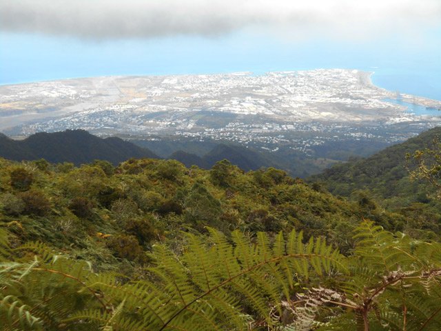 La ville du Port et, sous le nuage, la crête ombragée qu'on vient de monter