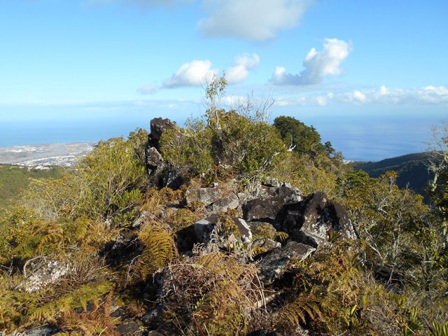 La crête rocheuse sans arbres pour procurer de l'ombre