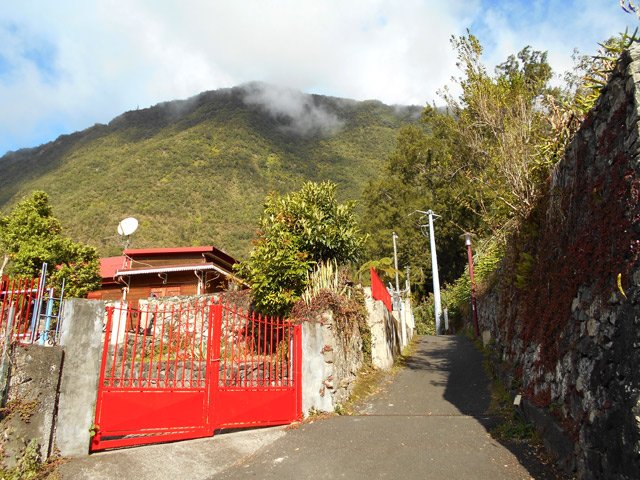 Le début de la montée près de la mairie annexe