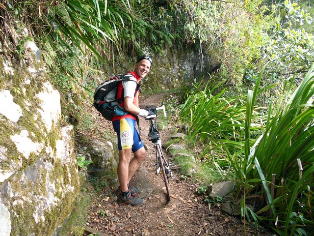 Surprenante et agréable rencontre deLaurent qui utilise ce sentier pour traverser l'île à vélo