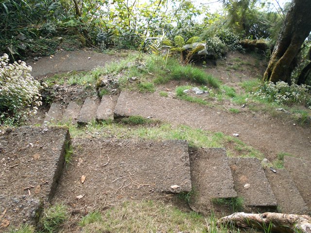 Lacets bétonnés en troisième partie de montée. Certains coupent les escaliers