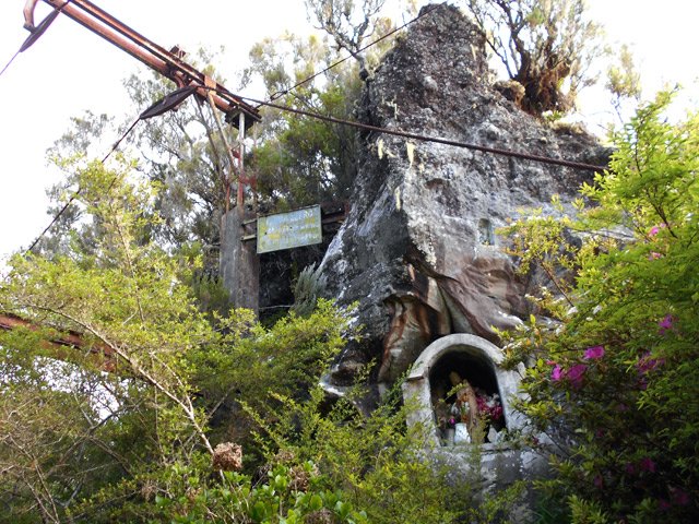 Vestiges du téléphérique servant désormais de lieu de prière