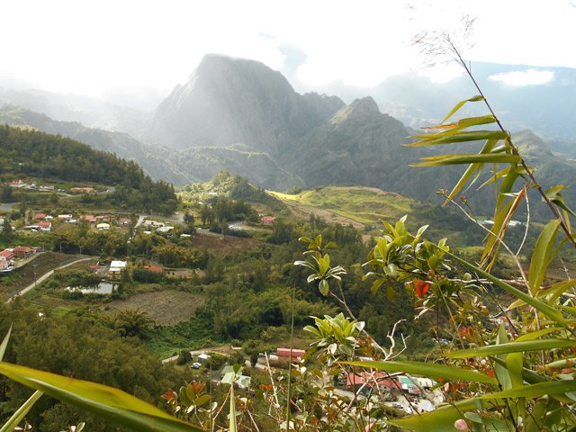 Plus on s'élève et mieux on voit Hell Bourg et le Piton d'Anchaing