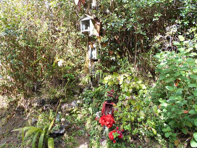 Des petits oratoires de plusieurs couleurs cohabitent