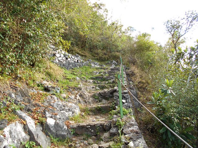 Escaliers en pierre et passage protégé