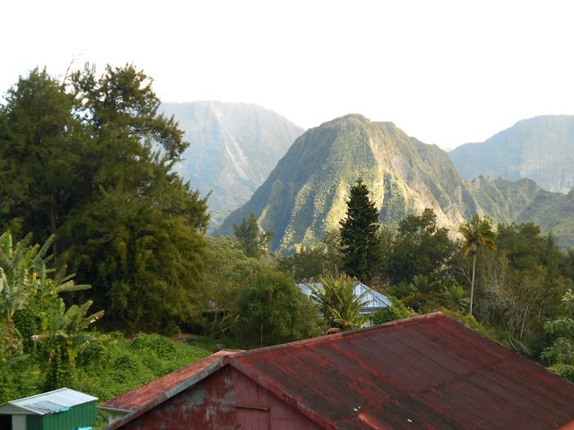 Départ d'Hell Bourg avec panoramas sur le Piton d'Anchain