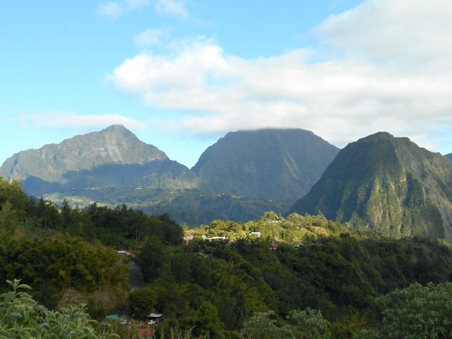 Panorama plus vaste sur le Cimendef, la Roche Écrite et le Piton d'Anchain
