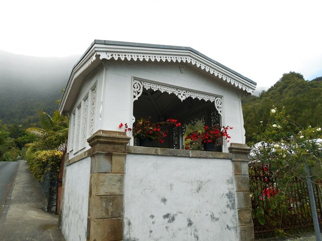 Un guetali en face de la bibliothèque