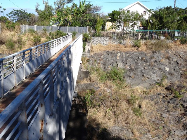 Boucle 2 : Le canal passe au-dessus de la Ravine des Cabris sur une passerelle spécialement construite pour lui