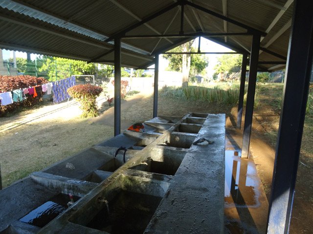 Boucle 1 : On parvient très vite au lavoir de Basse Terre, encore utilisé par les habitants du quartier