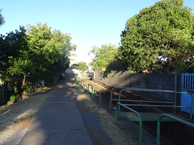 Boucle 1 : Le chemin est large et très bien entretenu entre les habitations