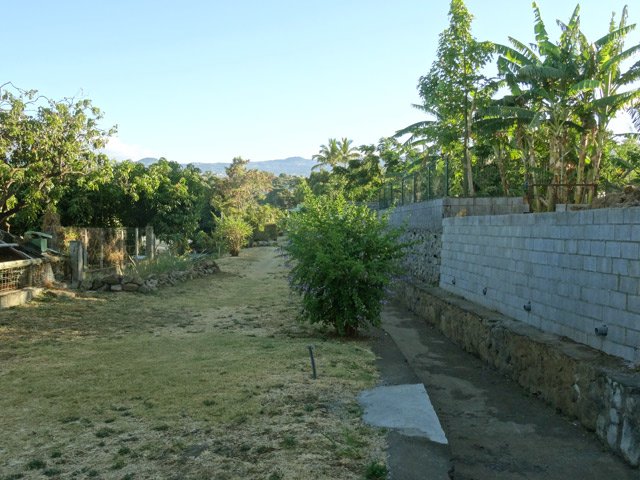 Boucle 1 : Le béton du chemin est remplacé par de l'herbe