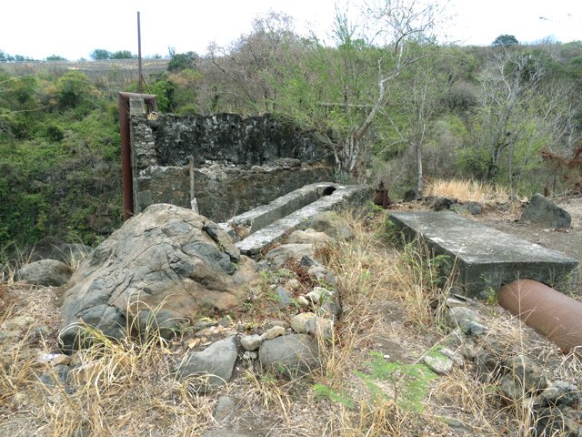 Les ruines de la petite unité de pompage en début de descente