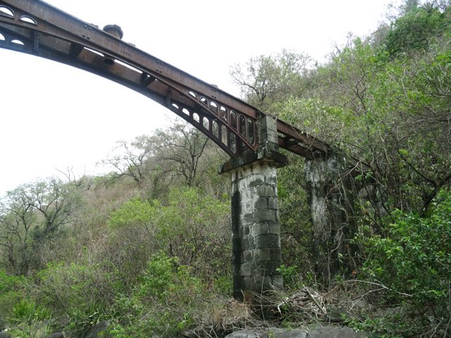 L'ouvrage qui soutient le tuyau commence doucement à tomber en ruine