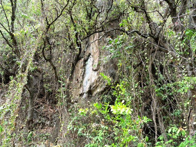 Les abords de la ravine sont parfois abrupts