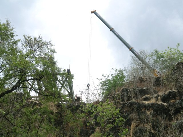 Construction d'un pont qui enjambera bientôt la vallée encaissée pour rejoindre Sans Souci