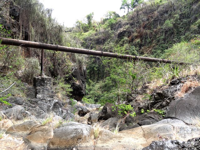 Aval de la passerelle. Le tuyau descendant de la station en ruine