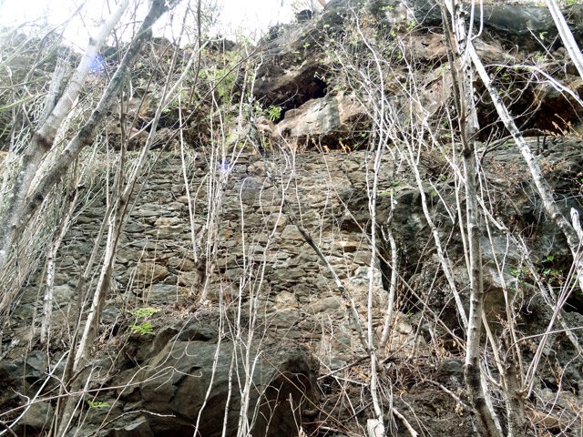 Dans la descente abrupte, un coup d’œil permet de voir les vestiges du canal