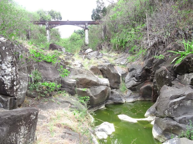 L'approche est facile malgré l'aspect chaotique du fond de la rivière à sec