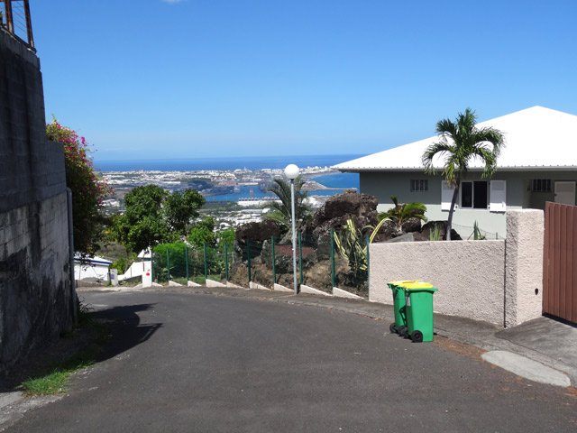 Agréable descente dans des quartiers chics avec vue sur le Port