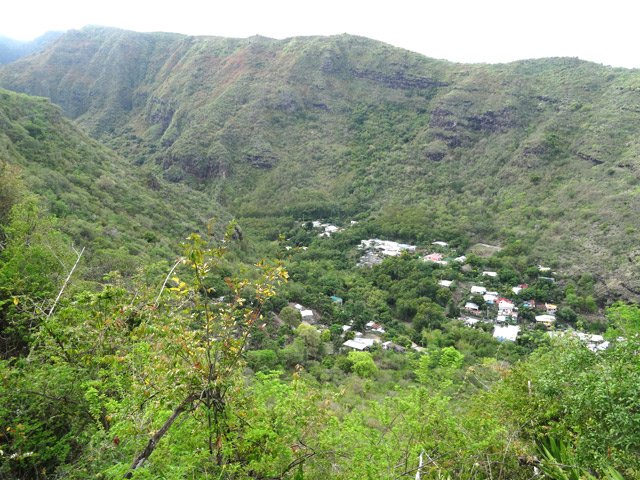 On domine longuement l'îlet des Lataniers proche de la Grande Ravine des Lataniers