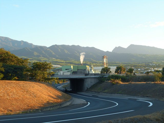Le chemin suit la RN avant de se poursuivre vers les trois étangs