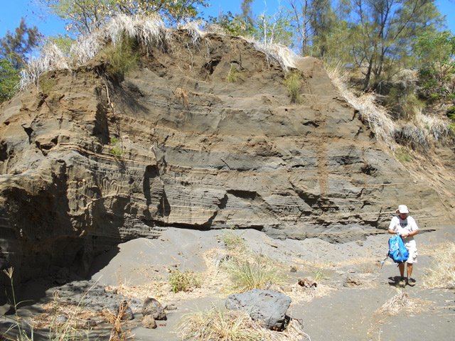 De véritables falaises de tuf qui ne résisteraient pas longtemps à de forts cyclones