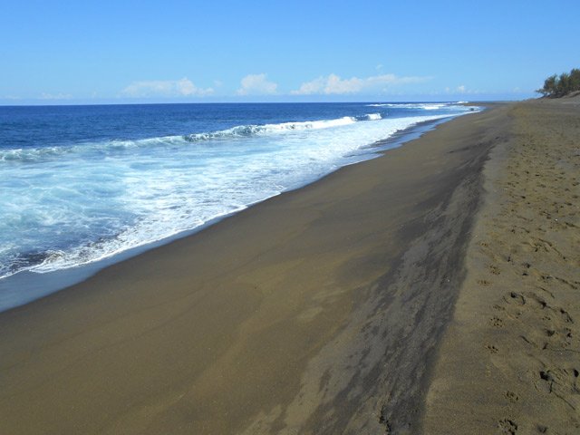 L'océan qui rencontre la longue plage de l'Etang Salé