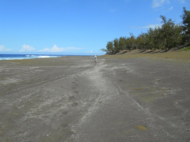 Il faut chercher l'endroit où le pied s'enfoncera le moins dans le sable gris