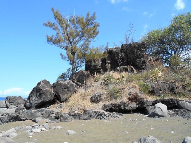La fin de la Ravine des Avirons en bordure de plage