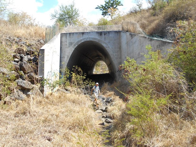 Long tunnel sous la Route des Tamarins