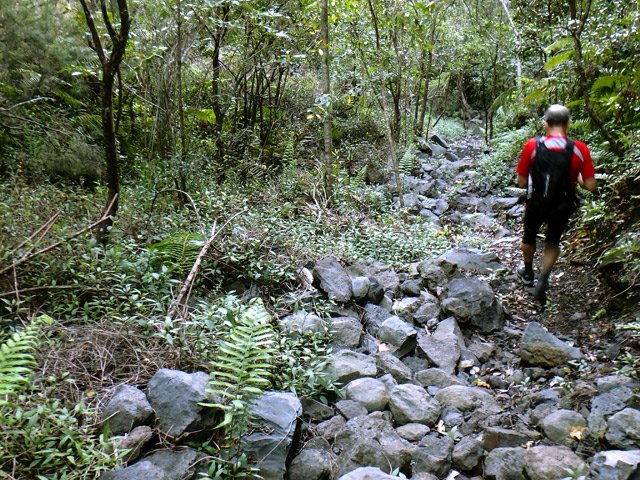 La descente caillouteuse est aussi délicate que la montée en raison de l'instabilité des cailloux