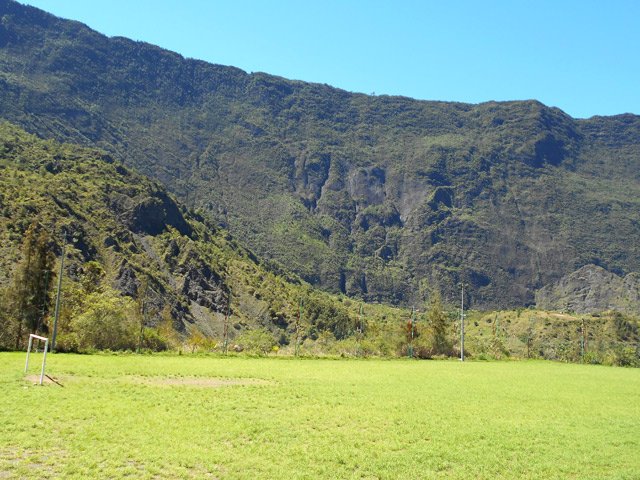 Vue sur le Rempart des Calumets depuis le stade de Palmiste Rouge